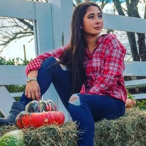 Meet your Posher, Dina